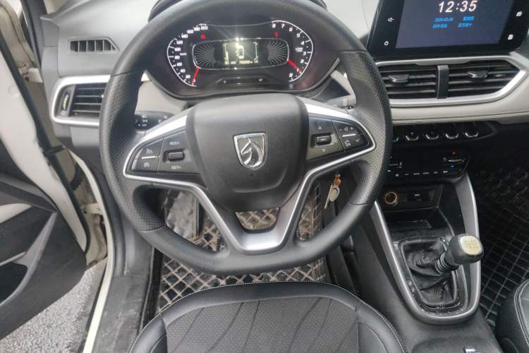 Used Baojun 510 2017 1.5L manual Comfort trim