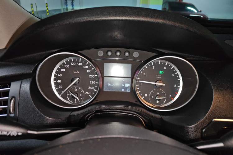 Used Mercedes-Benz R-Class 2017 R 320 4MATIC Business Edition Prestige Model
