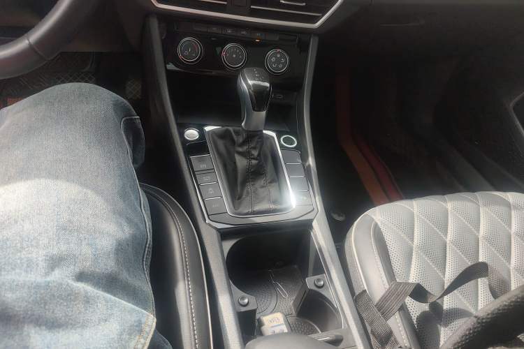 Used Volkswagen Sagitar 2023 300TSI DSG Excellence Edition Gear Lever