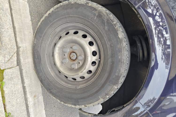 Used Dongfeng Yufeng 2023 V9+ 2.0T Manual Front-Wheel-Drive Multi-Function Mid-Roof Van with 7/8/9 Seats Right Front Wheel Hub