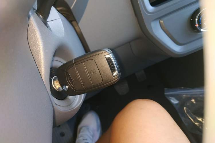 Used Wuling Yangguang 2024 300KM Comfort Version Passenger Van 75kW