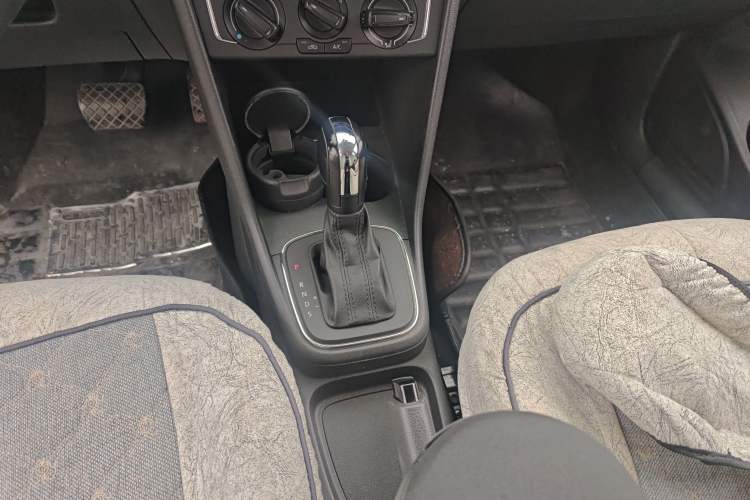 Used Volkswagen Polo 2014 1.6L Automatic Comfort Edition Gear Lever