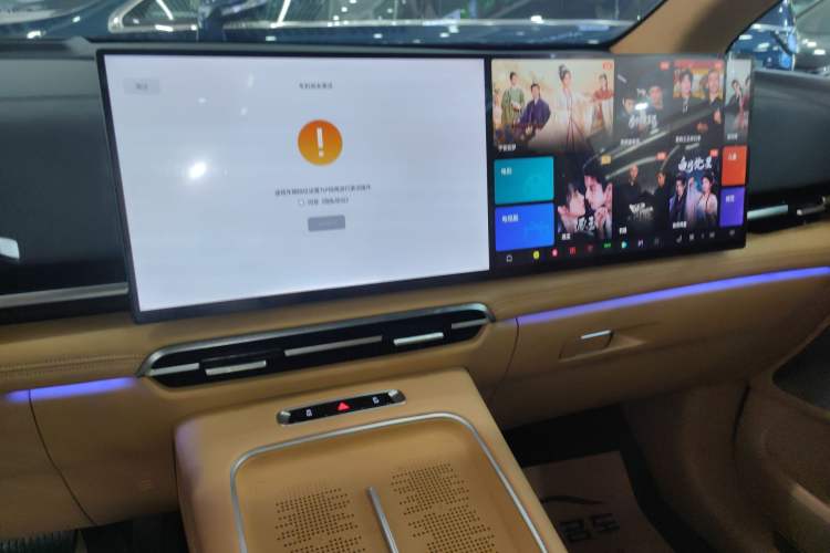 Used VOYAH Dream 2025 PHEV Four-Wheel-Drive Flagship Kunpeng Edition Audio And AC Panel