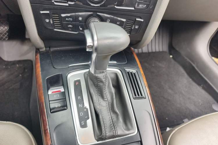 Used Audi A4L 2012 2.0 TFSI automatic Comfort trim level

