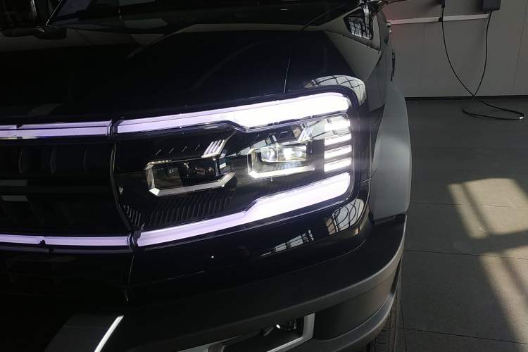 Used Formula Leopard 5 2023 Explore Edition
