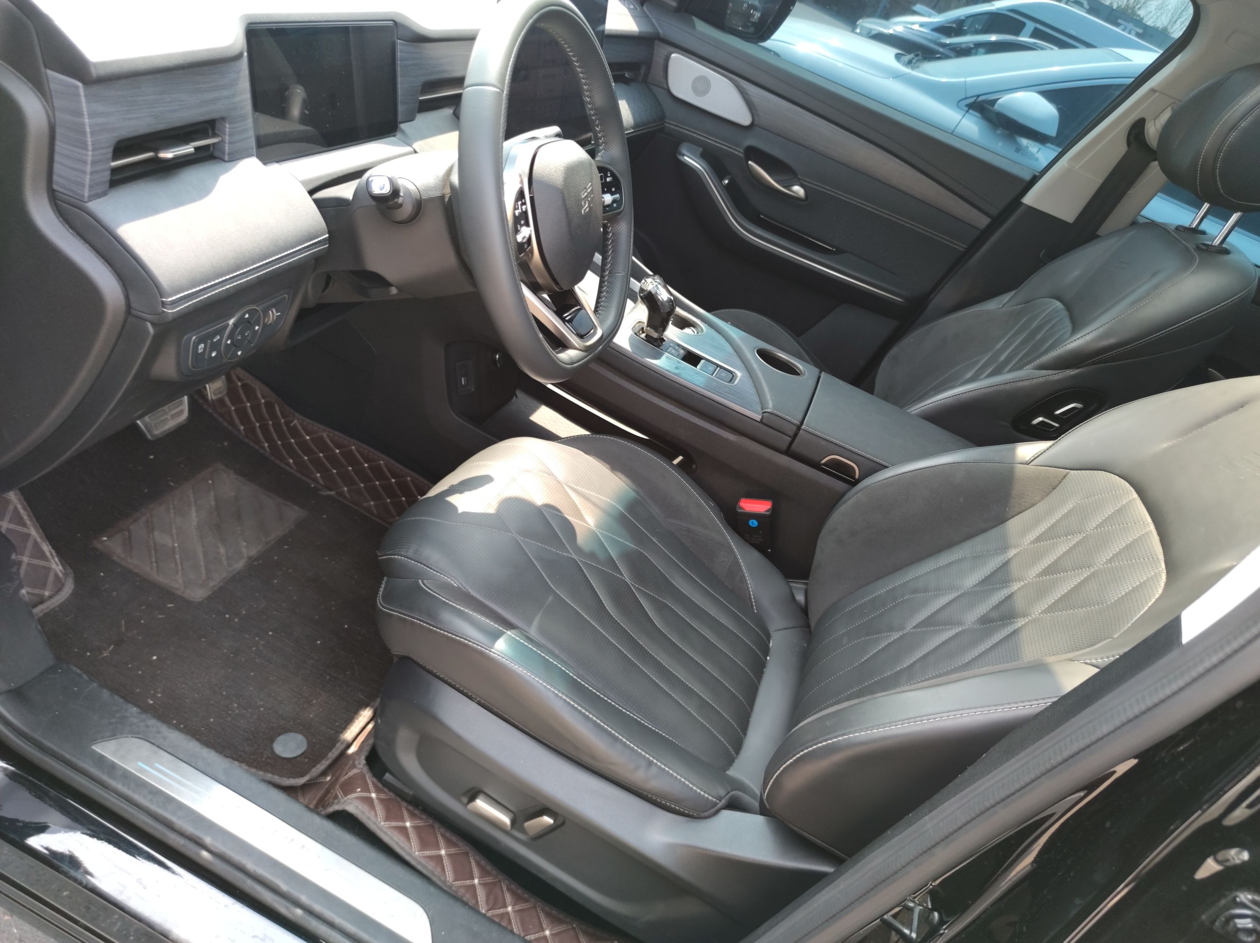 المقاعد الأمامية داخل السيارة