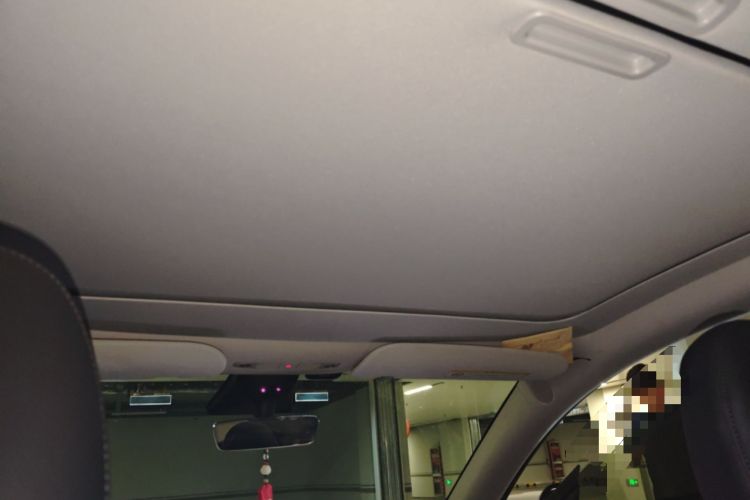 Used Tesla Model Y 2023 Long-Range All-Wheel-Drive Version Headliner