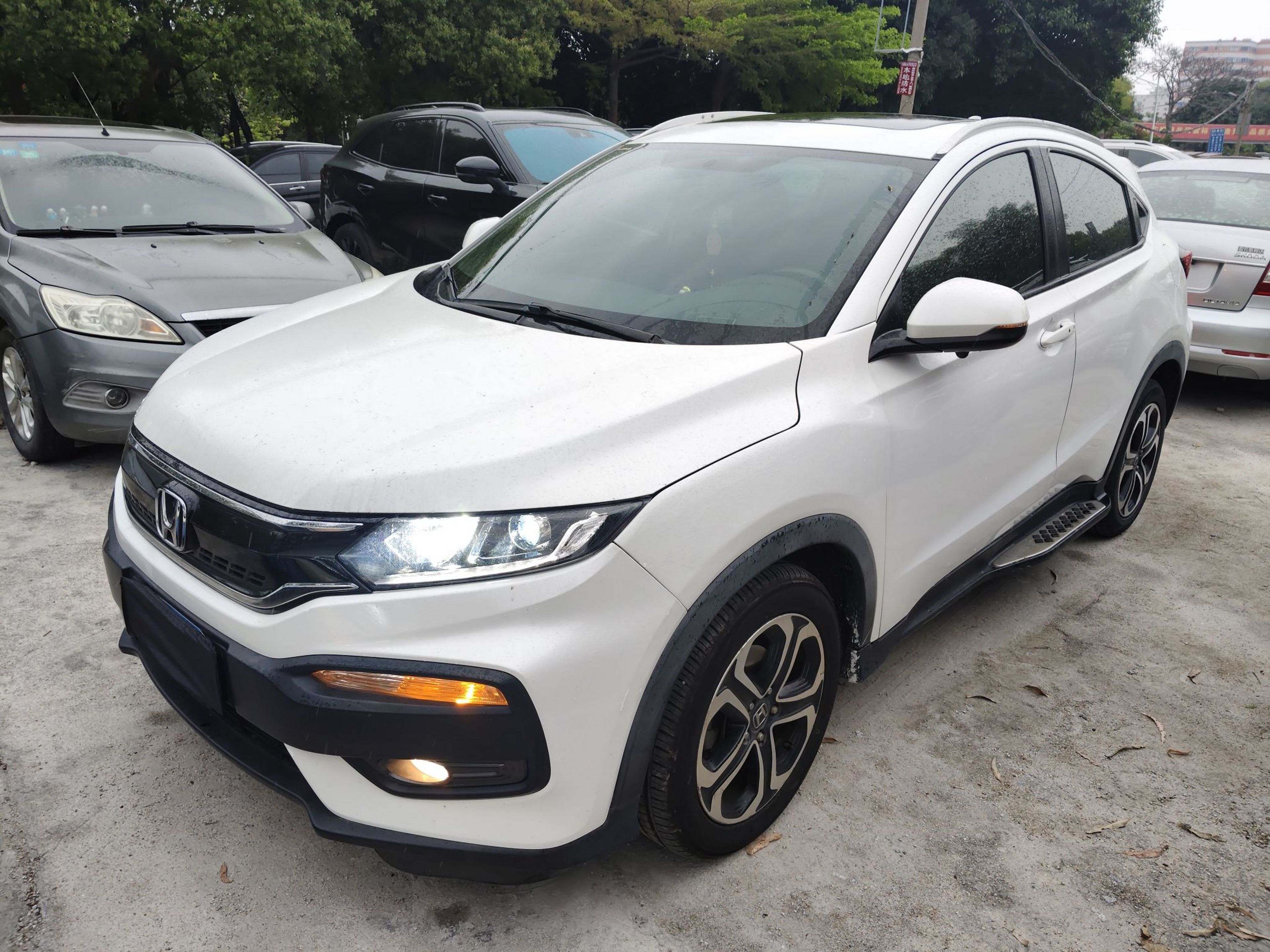 Под передней частью автомобиля