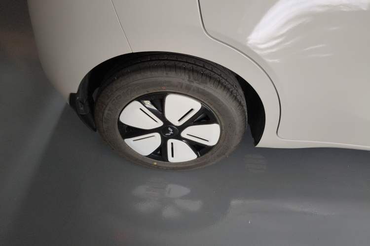 Used Wuling Hongguang MINIEV 2025 Four-Door Version Zhenxiang+ Edition Right Rear Wheel Hub