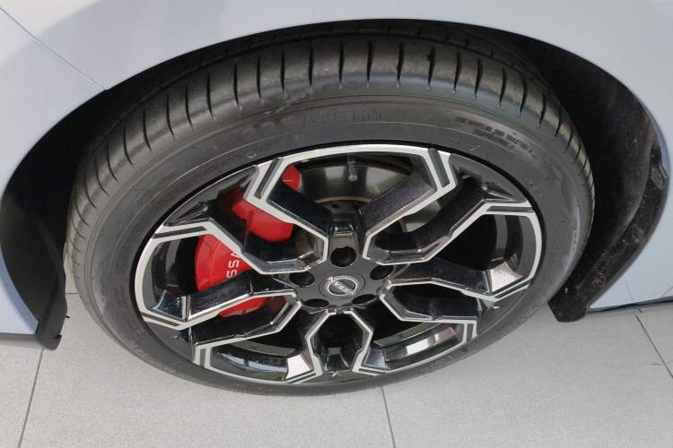 Used Nissan N7 2025 510 Max Left Front Wheel Hub