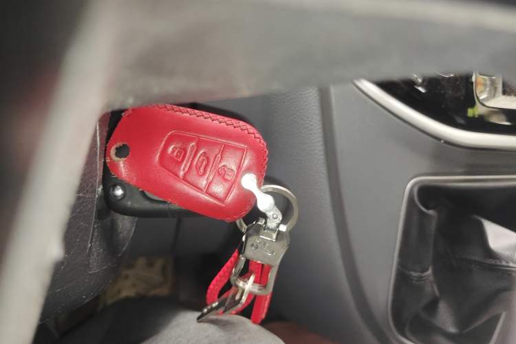 Used SAIC MAXUS Xintu V80 2023 2.0T Manual Classic Aoyuntong Short Wheelbase Mid-Roof 5/6-Seater Vehicle Key