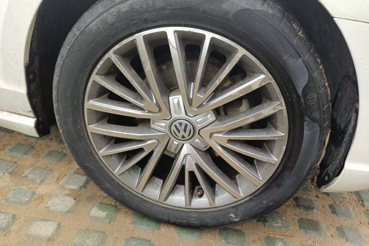 Used Volkswagen Lamando 2015 230TSI Manual Trend Edition Right Front Wheel Hub