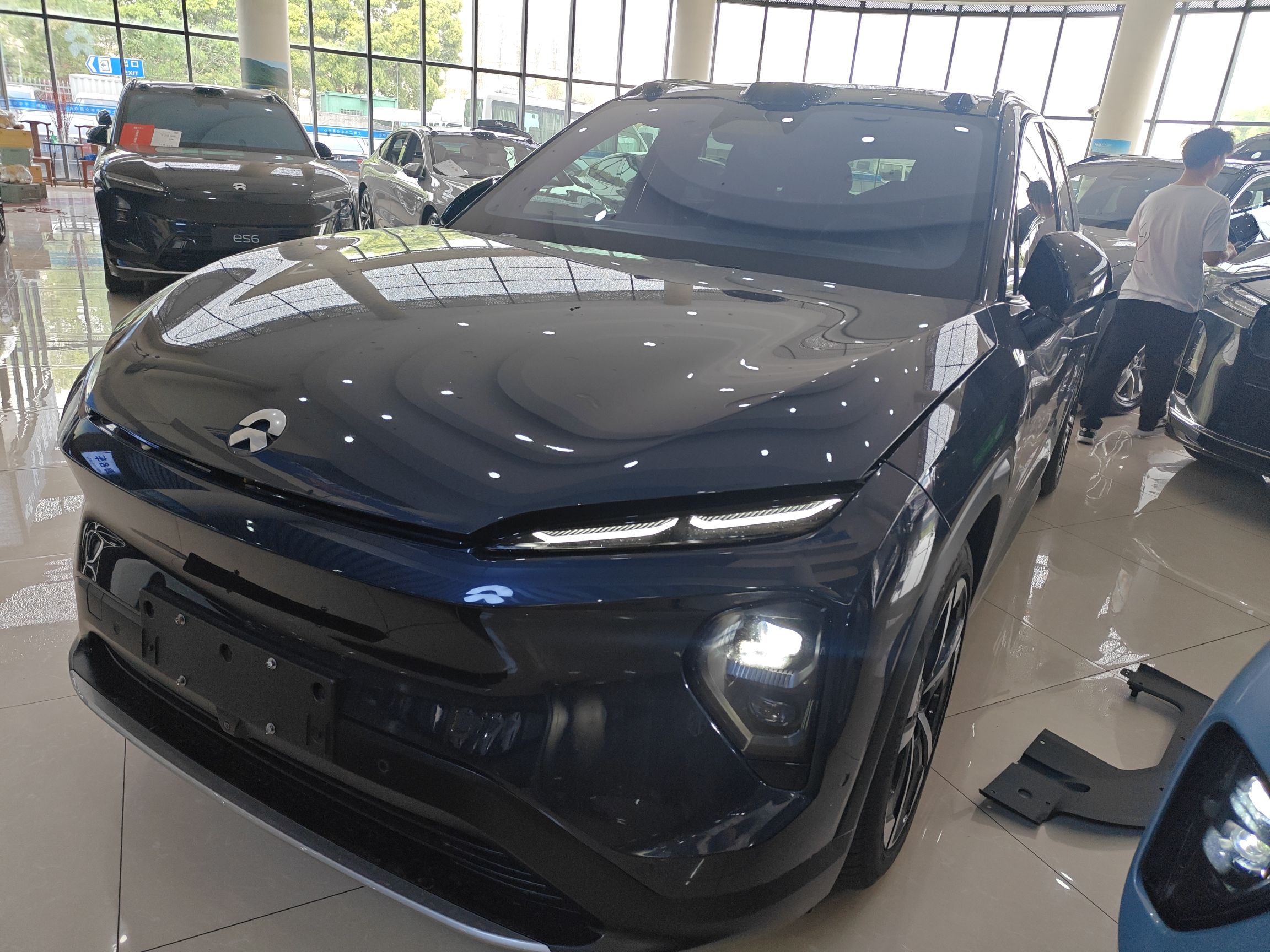 Под передней частью автомобиля