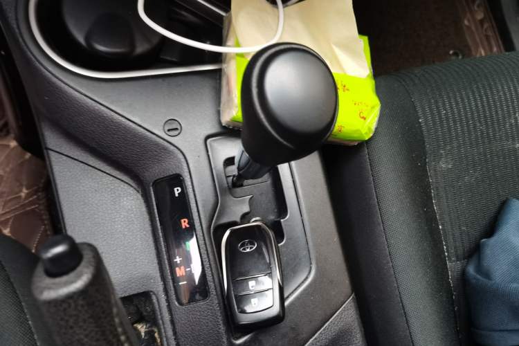 Used Toyota RAV4 2016 2.0L CVT Two-Wheel Drive Fashion Edition China V Standard Gear Lever