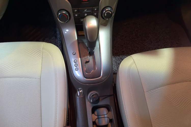 Used Chevrolet Cruze 2015 1.5L Classic SE AT Gear Lever