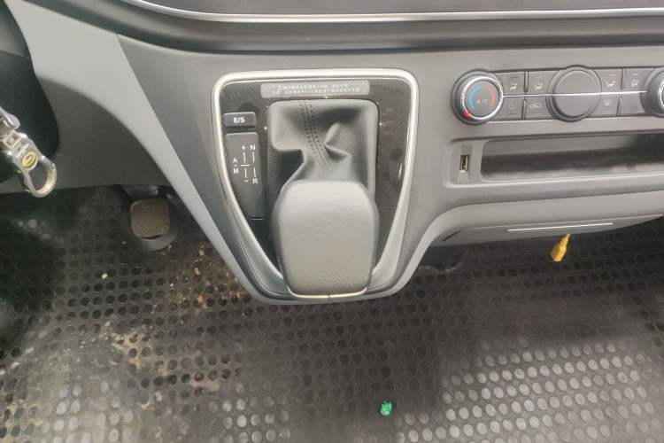 Used SAIC MAXUS Xintu V80 2023 2.0T AMT Classic Aoyuntong Power Version Long Wheelbase Mid-Roof Design 6/7/8/9-Seater