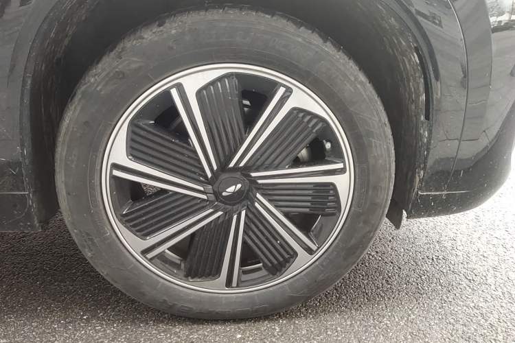 Used Chery Fengyun T10 2024 210 Luxury Edition Right Front Wheel Hub