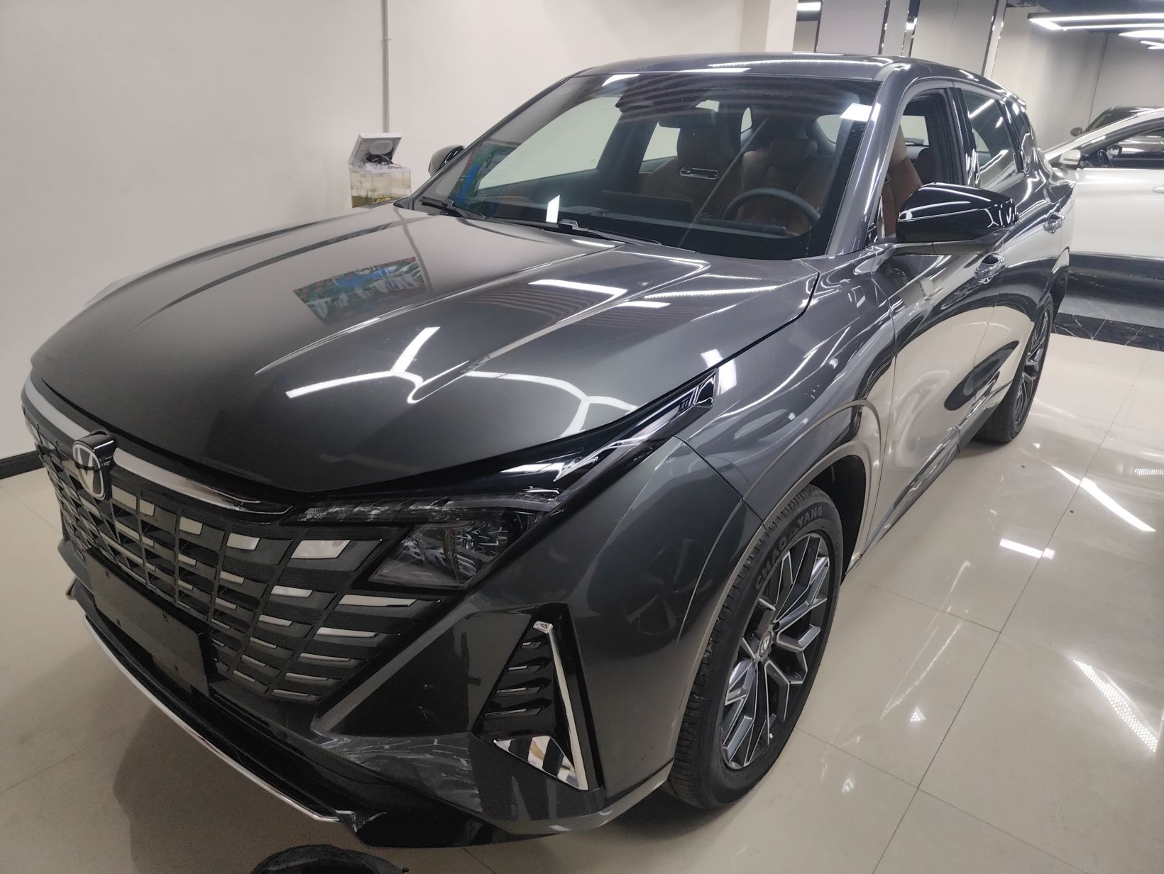 Под передней частью автомобиля