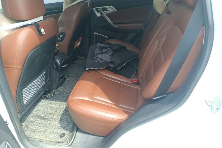 Used Geely Auto Emgrand X7 Sport 2018 1.8TD Automatic Two-Wheel Drive ZhiZun Model with 4G Connectivity Left Rear Seat