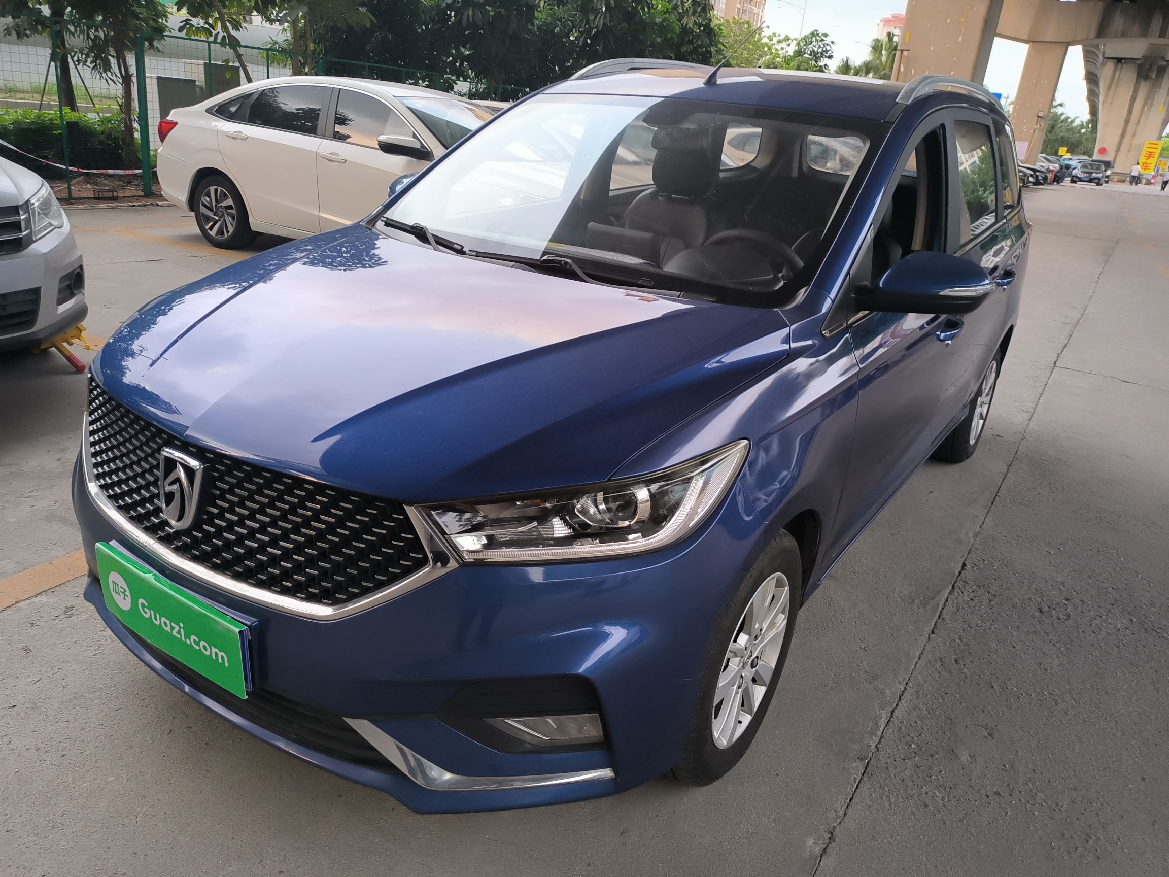 Под передней частью автомобиля