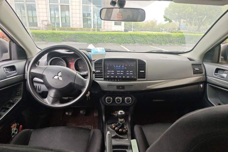 Used Mitsubishi Lancer EX 2011 Xiali Edition 2.0L Manual Comfort Model Center Console