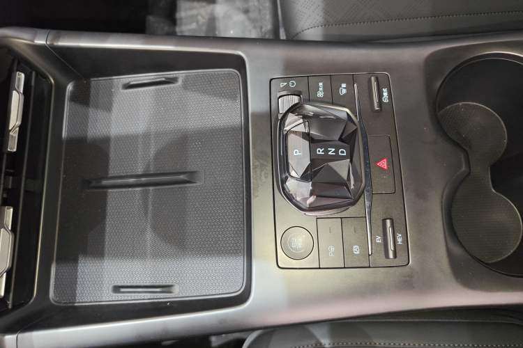 Used BYD Qin PLUS 2025 DM-i Smart Drive 120KM Superior Model Gear Lever