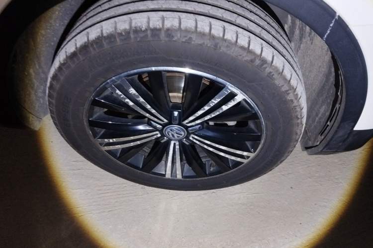 Used Volkswagen Tiguan L 2019 Updated Version 330TSI Automatic Two-Wheel Drive Panoramic Comfort Edition China VI Standard Right Front Wheel Hub