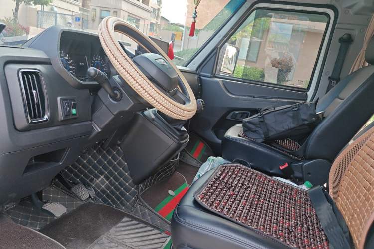 Used Iveco Daily 2022 2.5T A37 M1 Passenger Van 5-9 Seats Long Wheelbase Mid-Roof Design Dual Tires Side Sliding Doors
