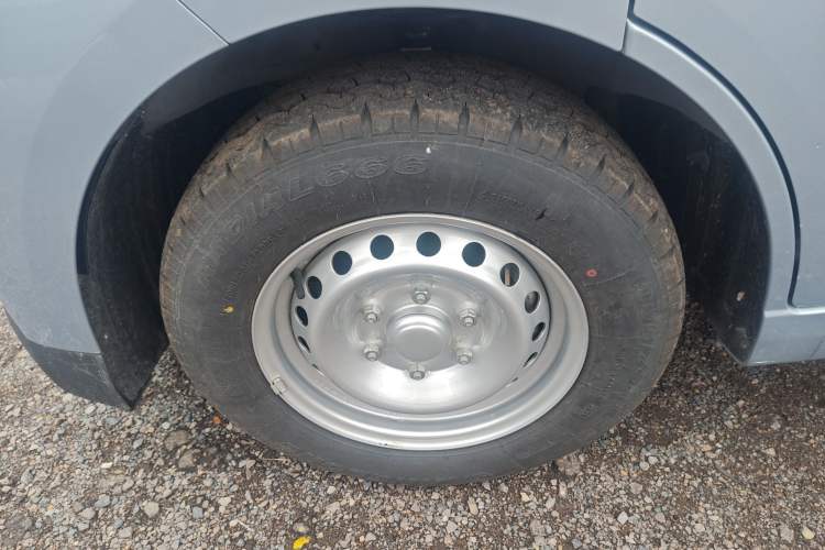 Used Wuling Yangguang 2024 300KM Comfort Version Passenger Van 75kW
