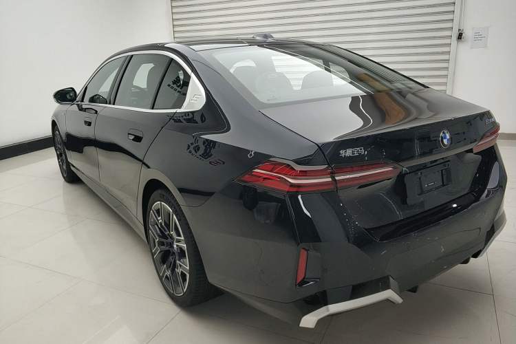 Used BMW 5 Series 2025 530Li Luxury Edition M Sport Package Exterior 2