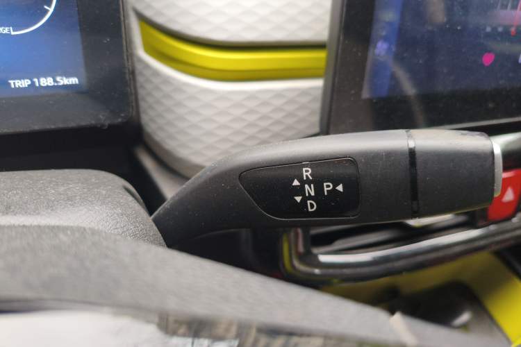 Used SOL E10X 2021 302 km Range Fashion Edition 31.4 kWh Gear Lever