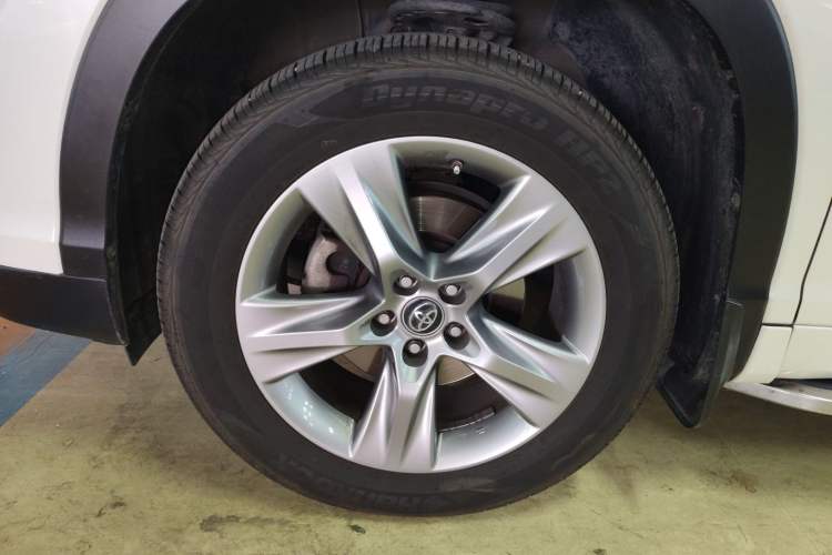 Used Toyota Highlander 2017 2.0T Two-Wheel Drive Luxury Edition 7 Seats Left Front Wheel Hub