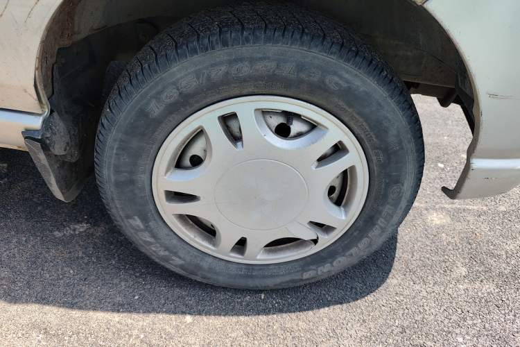 Used Wuling Zhiguang 2010 1.0L New Version Practical Edition with Short Body Right Front Wheel Hub