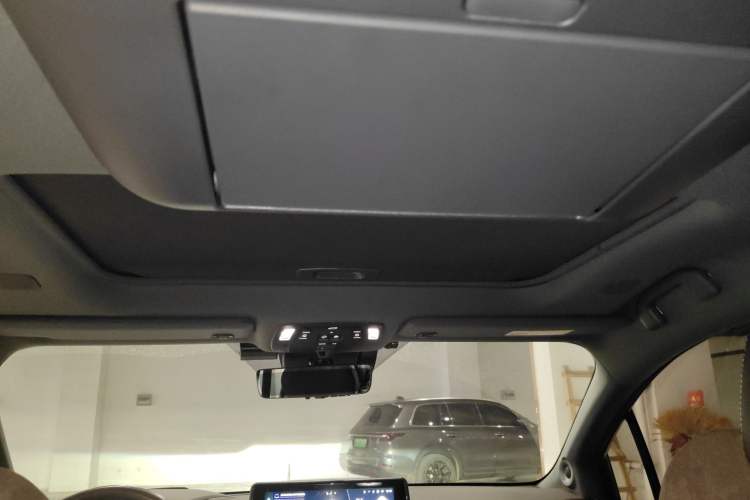 Used Toyota Granvia 2023 2.5L Hybrid Flagship VIP Edition
