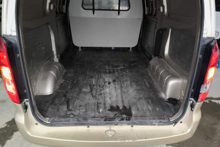 Used Wuling Hongguang V 2022 1.5L Jingqu Edition Enclosed-Window Vehicle with Hydraulic Power Steering LAR