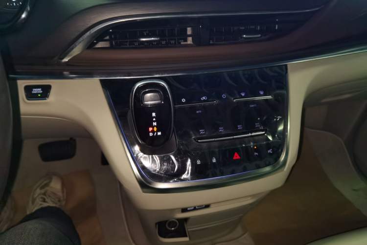 Used Buick GL8 2023 Land Executive Class Deluxe Model