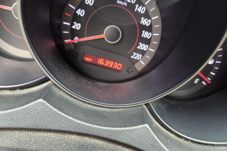 Used Kia Forte 2011 1.6L MT GL Odometer Close Up