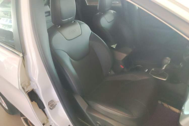 Used Jeep Cherokee 2016 2.4L Leading Smart Version Right Front Seat