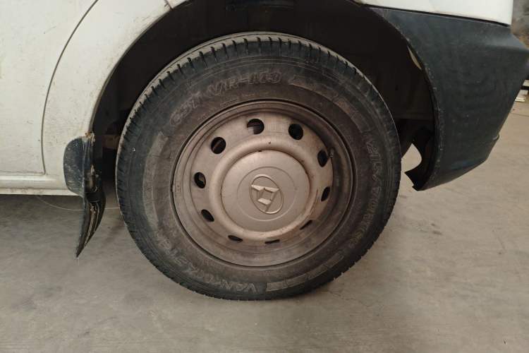 Used SAIC MAXUS Xintu V80 2017 2.5T 5-Speed Manual Aoyuntong National IV Short Wheelbase Ultra-Low Roof 5/6/10-Seater