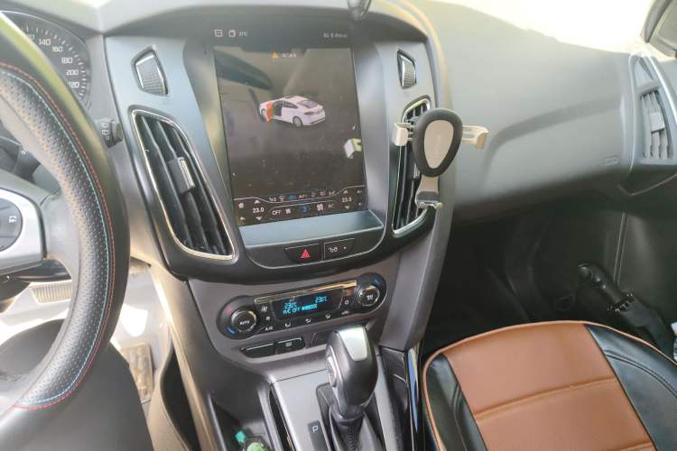 Used Ford Focus 2012 Hatchback 1.6L Automatic Fashion Edition Audio And AC Panel