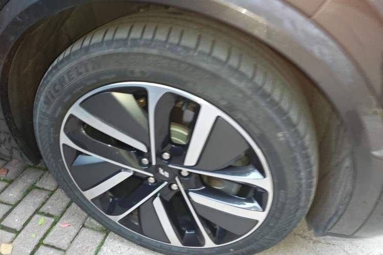 Used Li Auto L9 2022 Max model Right Front Wheel Hub