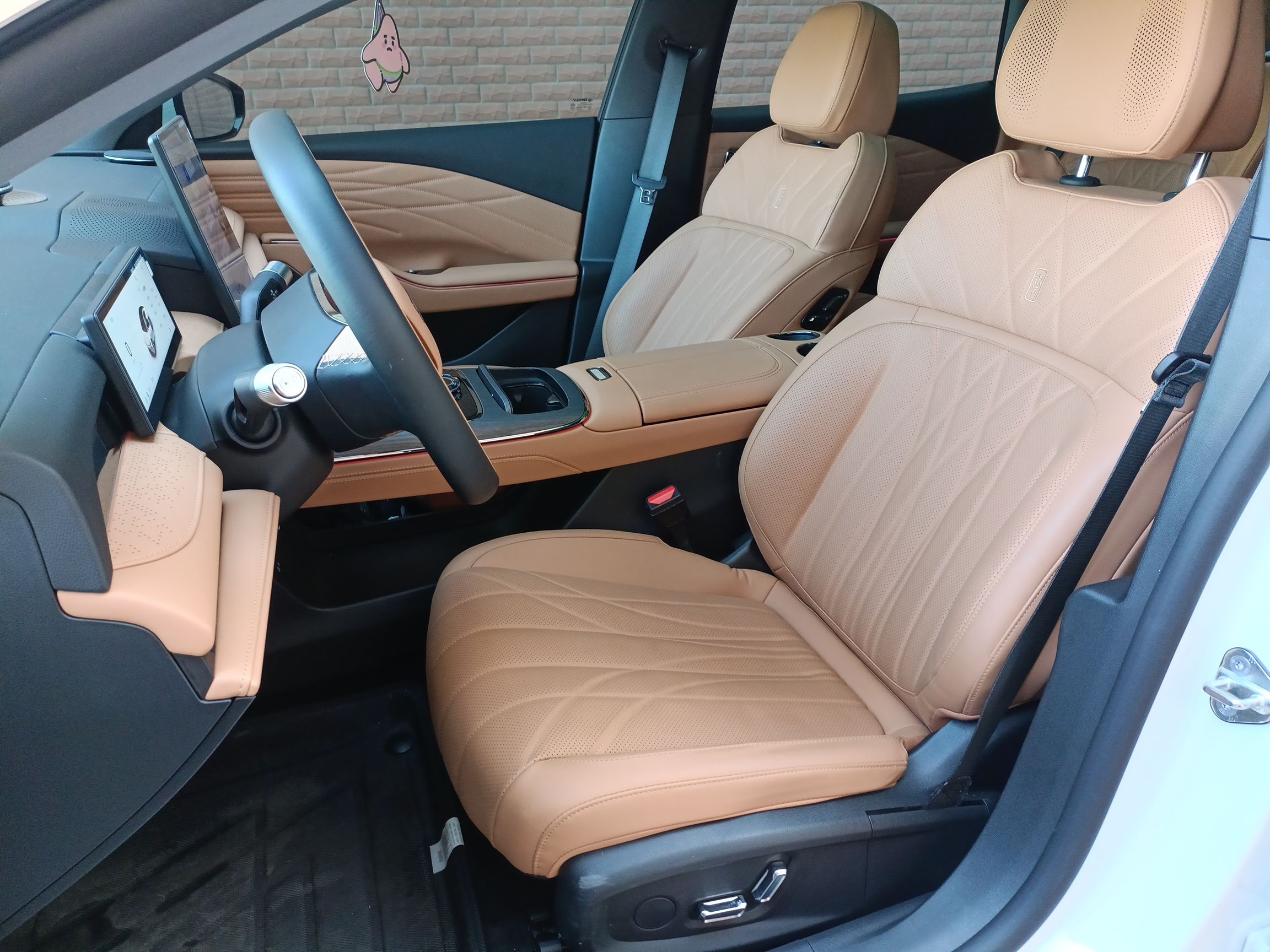 Переднее сиденье в автомобиле