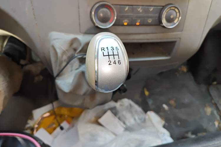 Used JAC Group Sunray 2017 2.0T Short-Wheelbase Mid-Roof Xingkuaiyun Multi-Purpose Commercial Vehicle
