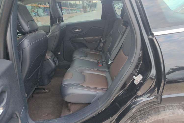 Used Jeep Cherokee 2016 2.4L Superior Edition
