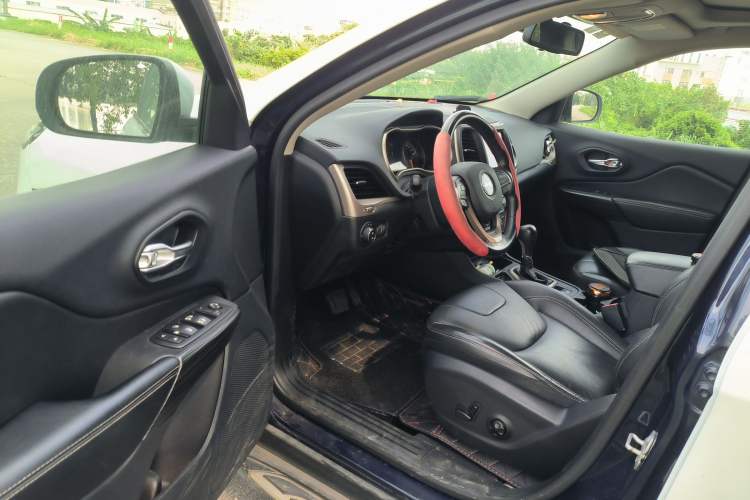 Used Jeep Cherokee 2017 2.0L Superior Edition