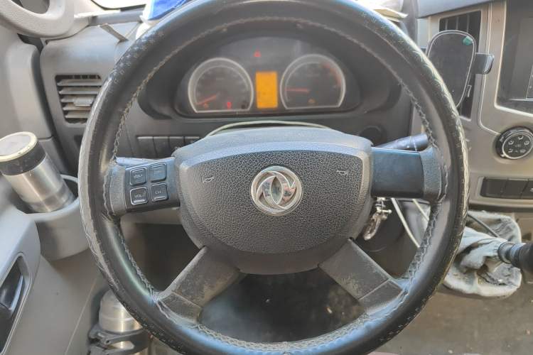 Used Dongfeng Yufeng 2018 2.3TA100 Standard Edition Logistics Vehicle Short Wheelbase Mid-Roof Design 5-9 Seater Powered by WP2.3
