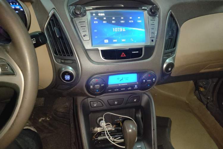 Used Hyundai ix35 2012 2.0L Automatic Two-Wheel Drive Elite Edition GLS Audio And AC Panel