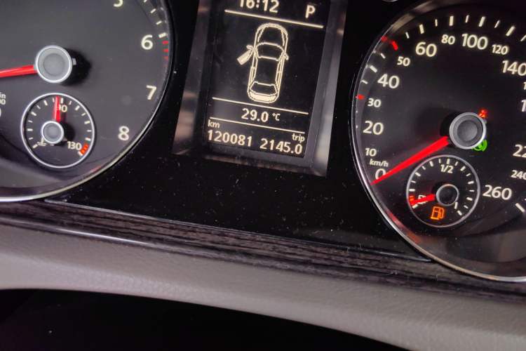 Used Volkswagen Magotan 2012 2.0 TSI Prestige Edition Odometer Close Up