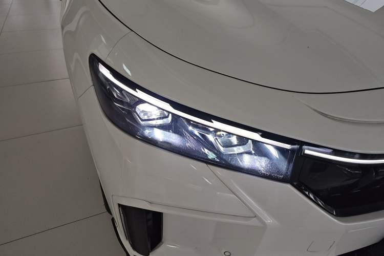 Used VOYAH FREE 2024 Ultra-Long Range Intelligent Driving Version Right Front Headlight