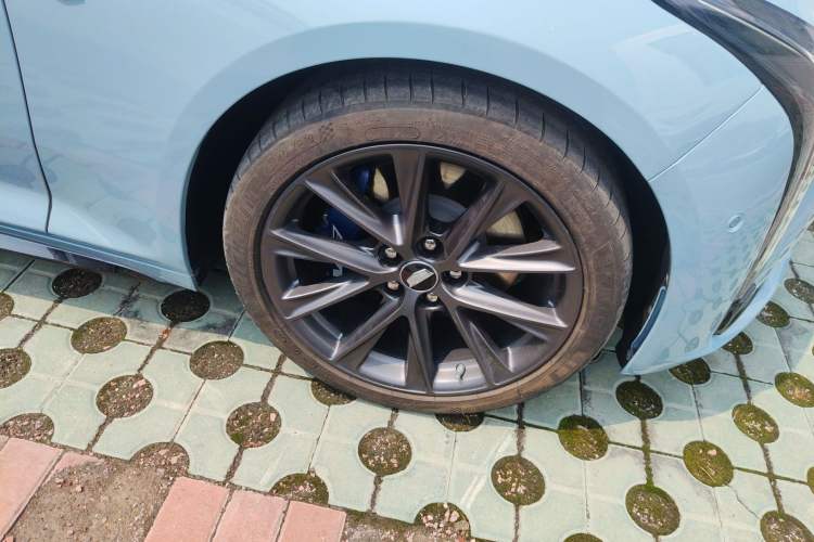 Used Cadillac CT5 2025 28T Track Performance Edition + Peak Track Optional Package Right Front Wheel Hub